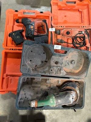 many tools that are sitting on the floor