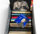 une vieille boîte à disques contenant beaucoup de disques