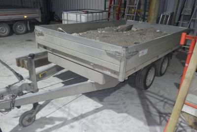 une remorque à laquelle est attelée une autre remorque, dans un garage