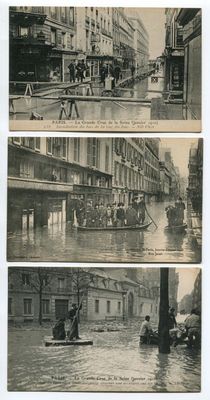 quatre photos de personnes dans un bateau dans une rue inondée