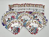 gros plan d'une pile de cartes à collectionner pokemon sur une table