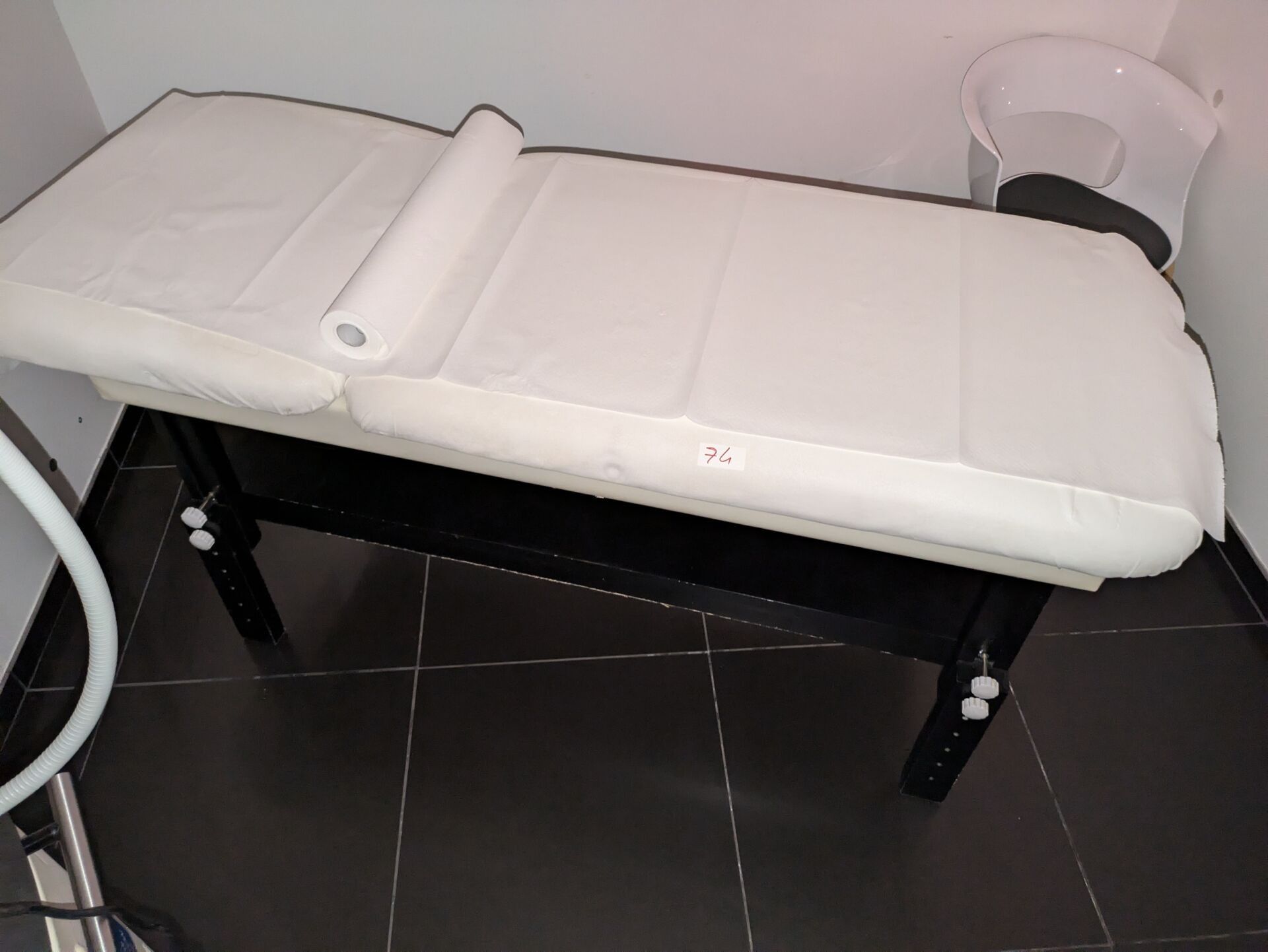 Table de massage en skaï blanc et mélaminé laqué noir