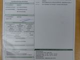 une photo d'un document posé sur une table en bois, sur lequel figure un code-barres