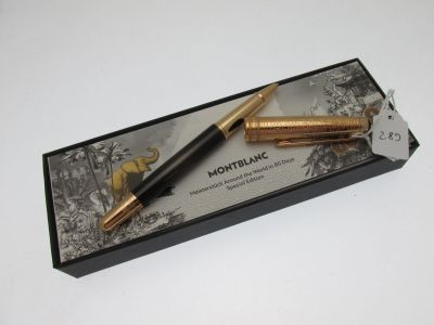 un stylo posé sur une boîte