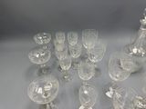 beaucoup de verres à vin et une carafe sur la table