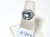 une bague sertie d'une topaze bleue, présentée sur un présentoir