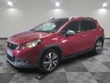 la voiture rouge est garée sur un sol en damier dans le garage