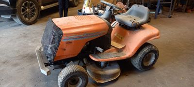 une tondeuse à gazon qui est rangée dans un garage