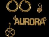 une collection de bijoux en or comprenant des boucles d'oreilles et des pendentifs