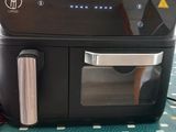 une photo d'un four grille-pain posé sur une table