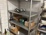 une cuisine avec beaucoup d'étagères et beaucoup d'objets