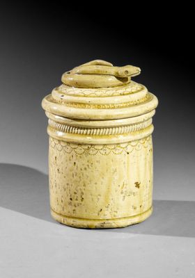 pot émaillé jaune muni d'un couvercle et orné d'un oiseau sur le dessus