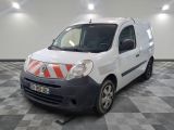 la photo d'une petite camionnette blanche garée dans un garage