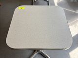 des tables et des chaises dans une pièce où il y a un autocollant jaune sur la table