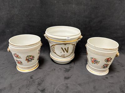 trois vases blancs ornés de motifs floraux, posés sur une surface noire