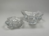 une paire de cendriers en verre transparent posés sur une surface blanche
