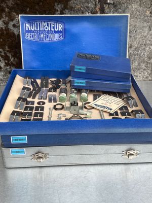 une boîte en métal posée sur une table et contenant divers objets