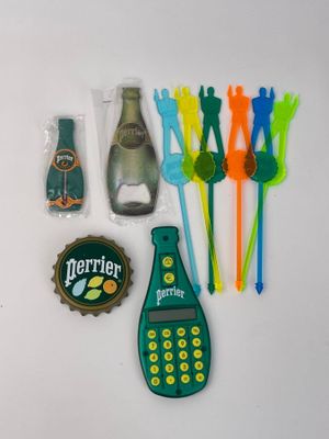une bouteille, des cuillères, un décapsuleur, un décapsuleur, un décapsuleur et un décapsuleur posés sur une surface blanche