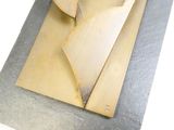 un morceau de bois qui a été coupé et qui est posé sur une table