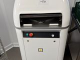 une machine posée par terre à côté d'une étagère