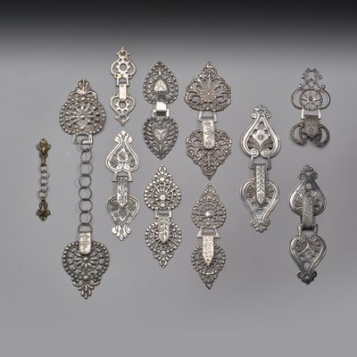tout un tas d'objets métalliques divers posés sur une table