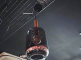 une bouteille en verre suspendue au plafond d'un restaurant