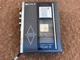 un enregistreur Walkie Sony posé par terre