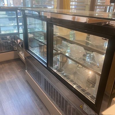 une photo de la vitrine d'une boulangerie dans un restaurant