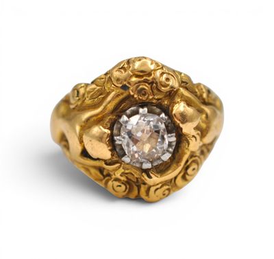 gros plan d'une bague en or avec un diamant au centre