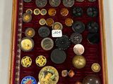 une vitrine sur laquelle se trouvent de nombreux boutons
