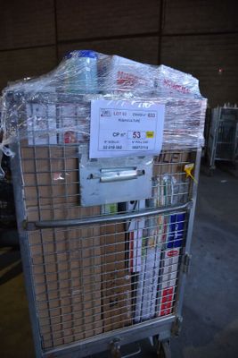 un chariot contenant de nombreux cartons dans un entrepôt