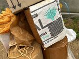un tas de papier kraft ficelé et une boîte posée dessus