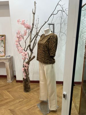 un mannequin dans un coin d'une pièce où se trouve un arbre dans le coin