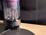 un mixeur posé sur une table en bois, à côté d'une tasse