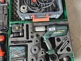 une boîte verte contenant des outils, posée sur le sol