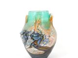 un vase posé sur une table à fond blanc