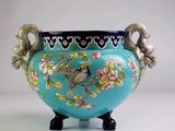 un vase bleu orné d'un oiseau et de fleurs