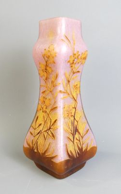 un vase rose orné d'un motif à la feuille d'or
