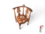 une petite chaise en bois ornée d'un motif floral