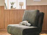 un fauteuil sur lequel est posé un animal en peluche, dans un salon