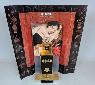 l'image d'un flacon de parfum posé sur une table