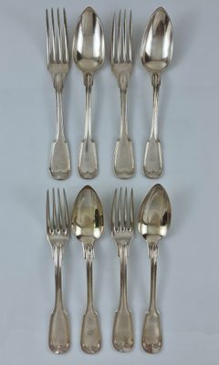 huit fourchettes et cuillères en métal argenté sont disposées en rangée