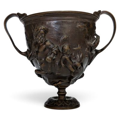 un vase en bronze orné de deux chérubins