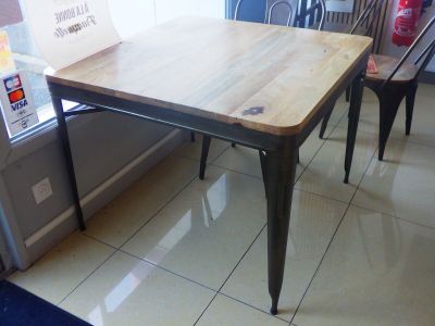 une table et des chaises dans une pièce carrelée
