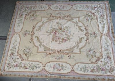 un tapis posé au sol, orné d'un motif floral