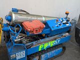 une voiture bleue garée à côté d'un immeuble