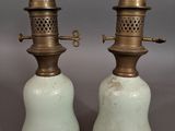 paire de lampes à huile anciennes en laiton et en céramique verte sur fond gris