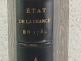 un livre noir orné d'inscriptions dorées, posé sur une table
