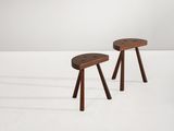 une paire de tabourets aux pieds en bois et à l'assise blanche