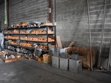 une pièce remplie de différents types d'outils
